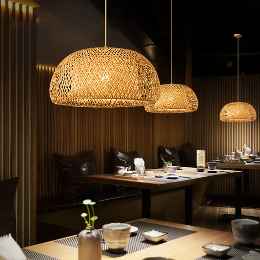 ZenGlow: lámpara de araña clásica tejida a mano de bambú para un ambiente hogareño sereno